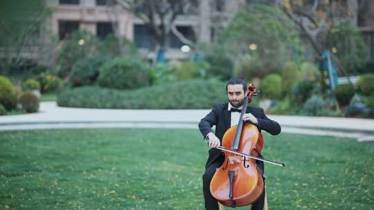 外国男人拉大提琴演奏音乐