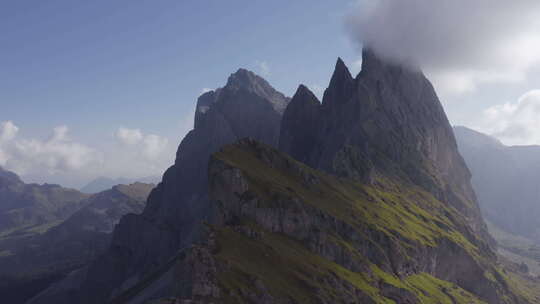 意大利塞塞达山顶上的雾映衬着蓝天