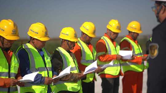 交通执法人员向基建工人宣传交通知识