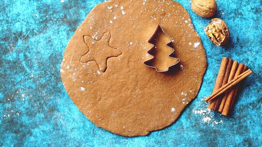 圣诞节做的五角星和圣诞树形状的饼干视频素材模板下载
