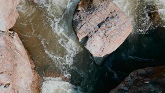 枯水期江河上游河床石头湍急水流