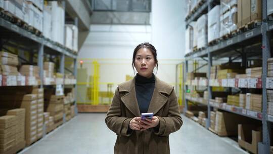 中年女性在超市货柜仓库工厂仓储车间视频素材模板下载