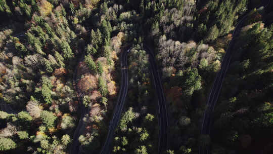 罗马尼亚壮观山路的鸟瞰图