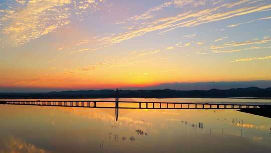航拍枣庄庄里水库绝美晚霞水天一色延时摄影