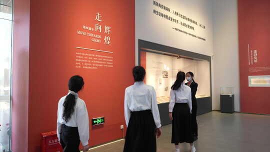 女孩们参观展览听讲解