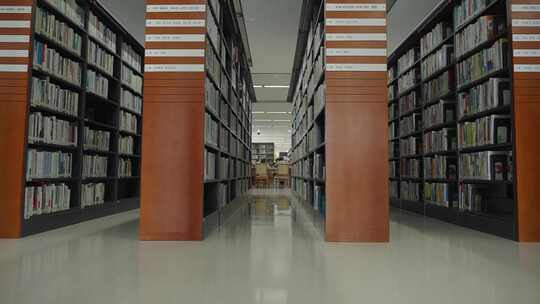 图书馆摆放的书架