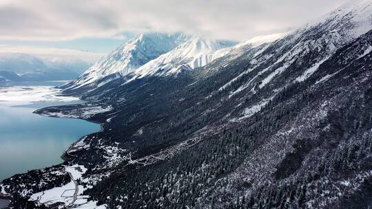 雪山湖泊航拍