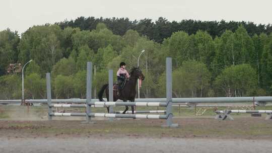 马术动作训练-充满激情和技巧的跳跃练习