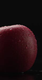 2K竖屏新鲜的红苹果上掉落的水滴