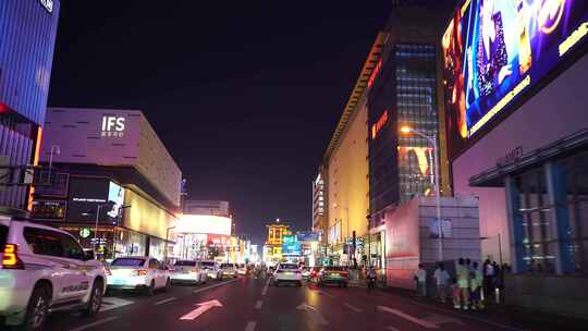 城市夜景开车行驶第一视角夜晚下班驾驶汽车