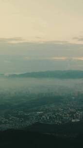 城市航拍清晨迷雾朦胧竖屏