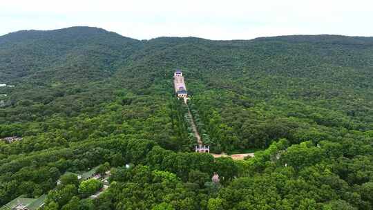 蓝天白云下航拍南京中山陵风景区