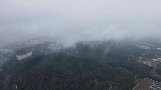 云雾缭绕的山地