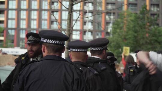 伦敦警察在对抗抗议者