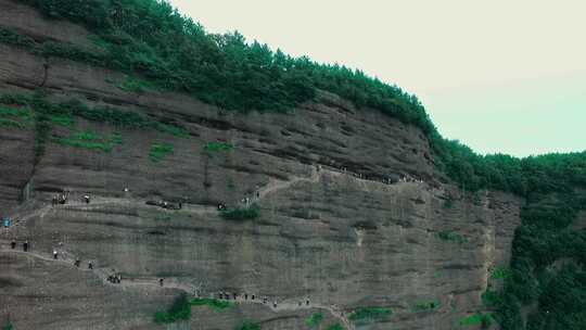 山壁悬崖步道