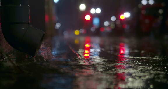 雨中从排水管中倾泻在城市的街道