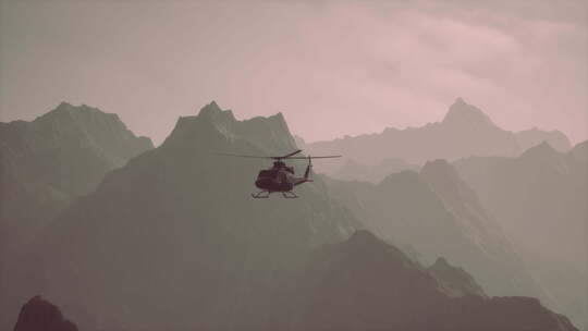 直升机在山脉上空飞行