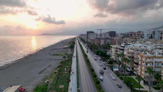 俯瞰夜光海岸日落时的地中海海滩