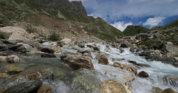 山间河流