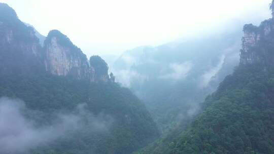 湘西德夯风景区云雾缭绕的山间村落