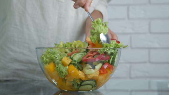素食蔬菜沙拉。视频素材模板下载