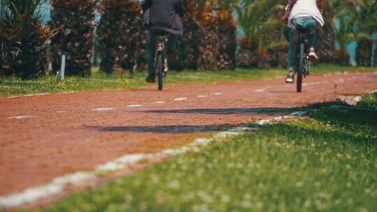 人们在自行车道上骑自行车，红色小路上有自
