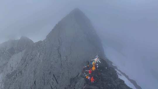 航拍登顶川西横断山脉乌库楚雪山的登山者