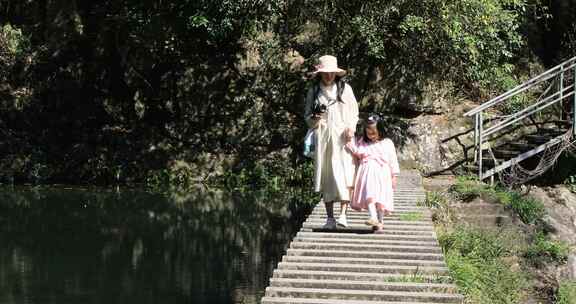 母女户外旅行 阳光山林溪水野趣