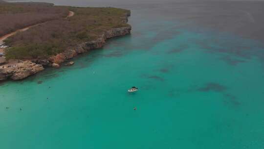 荷兰加勒比岛格罗特·克尼普的一艘游船漂浮在水晶般清澈的水面上的史诗航拍