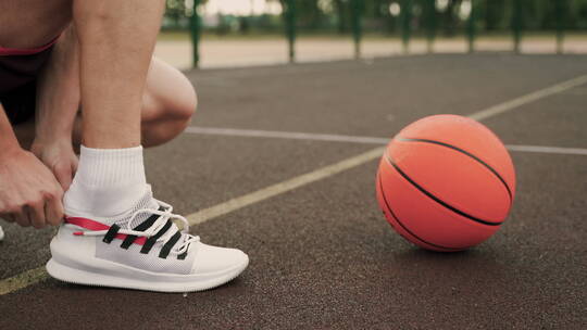 篮球运动员系鞋带