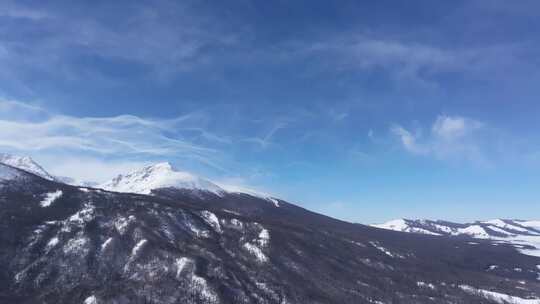 航拍新疆冬季喀纳斯河流晨雾雪山森林雪景