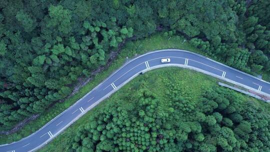 俯视山林蜿蜒公路白色行车2