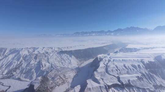 航拍新疆冬季安集海大峡谷红色山脉雪山河流