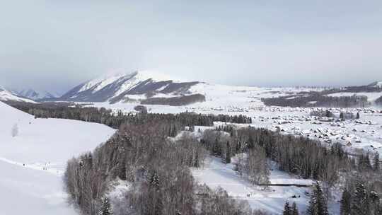 航拍新疆禾木雪景森林雪地小木屋禾木桥雪山