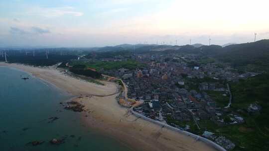 航拍平潭岛渔村夕阳与海岛风力发电风电风机