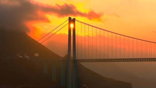 夕阳下的花江峡谷大桥