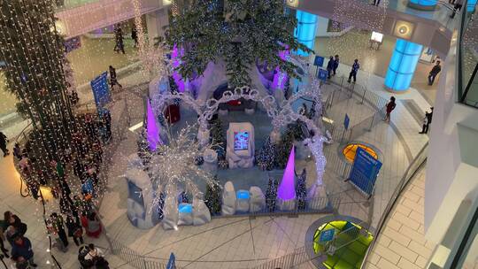 购物中心里面装饰的圣诞树