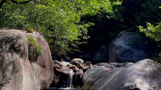 青山绿水岩石溪流