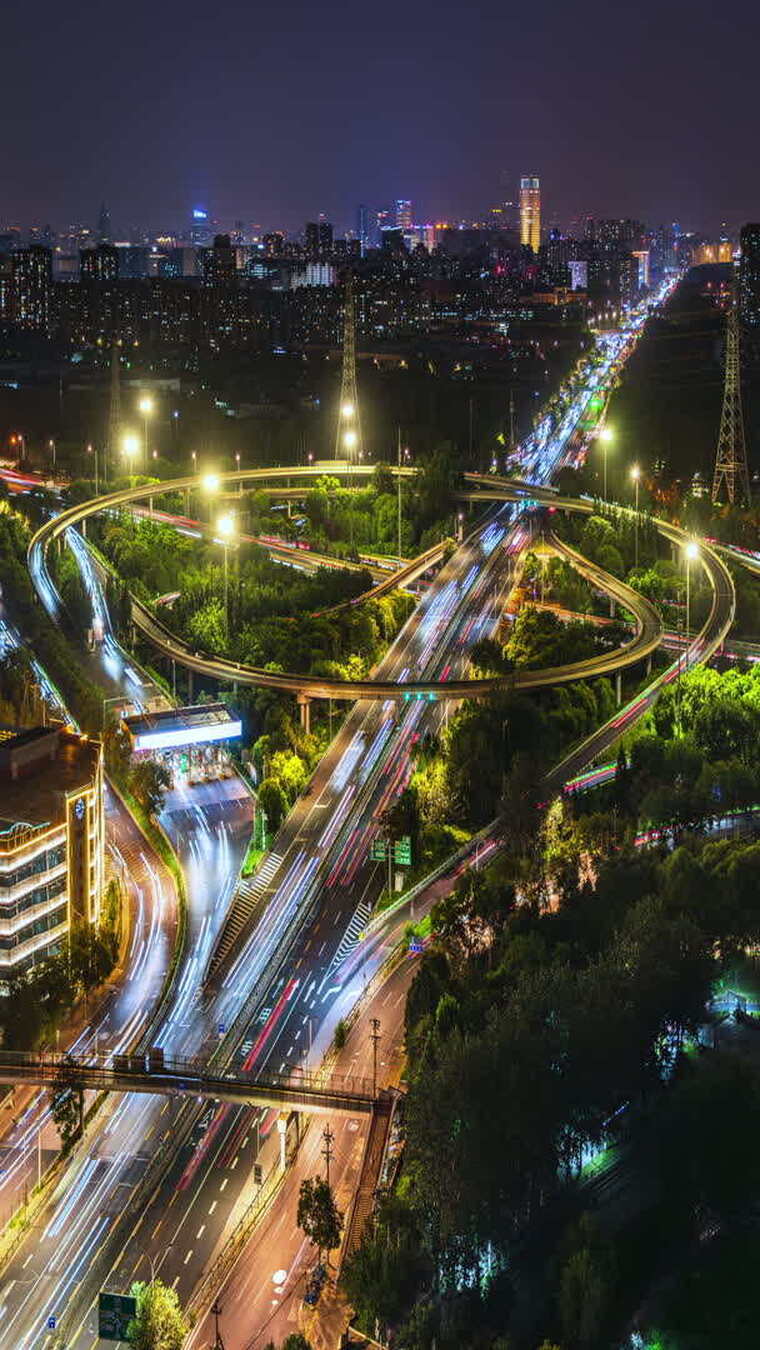 北京夜晚城市立交桥上车流的光影上清桥