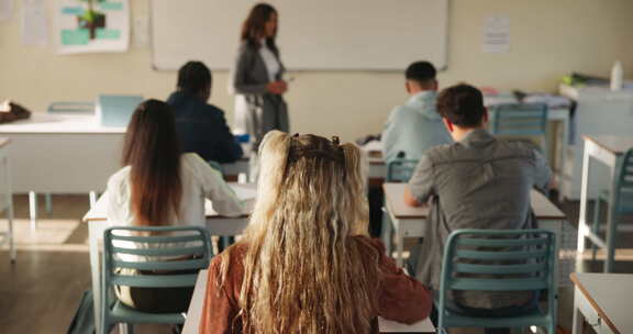 教室，学生和举手问老师与教育，学习