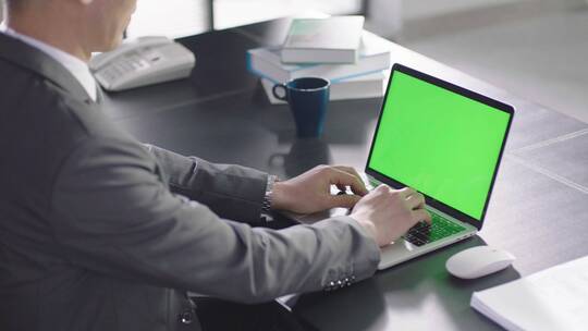 4K老板办公室笔记本扣绿手指划过手机屏幕