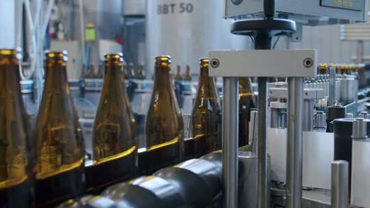 玻璃瓶厂家 玻璃瓶车间 制造玻璃瓶 酒瓶视频素材模板下载