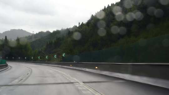 下雨天开车行驶在高速公路暴雨驾驶车辆交通