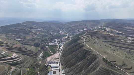 西北高原大山沟壑中的居民居住地航拍