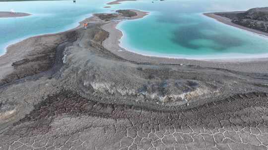 青海海西大柴旦翡翠湖沙滩湖水航拍视频