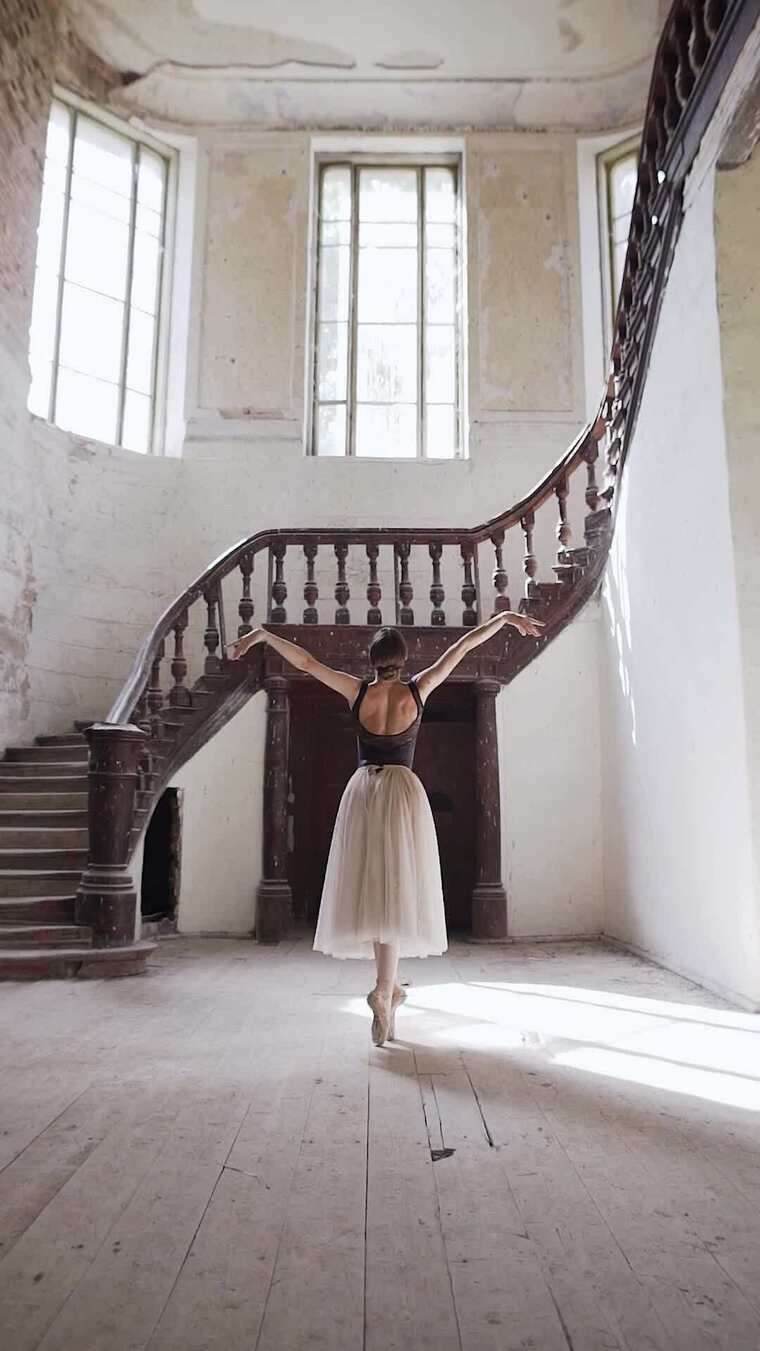 优雅地跳芭蕾舞的女人