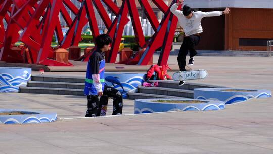滨海广场酷爱滑板运动的少年