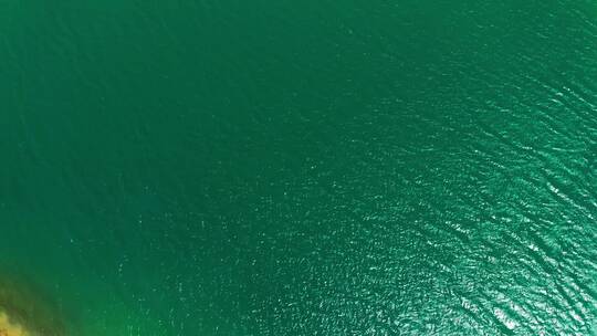 航拍翠绿的黑山湖