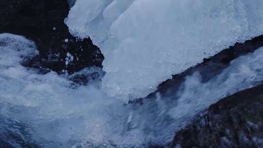 溪流结冰冰雪融化流水