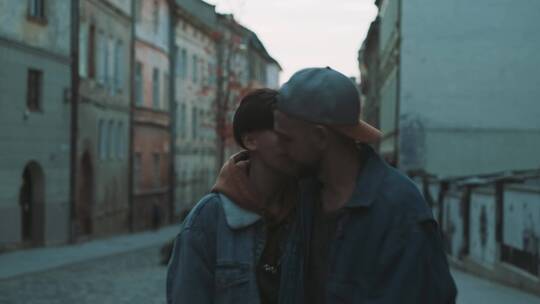 情侣在街道拥吻视频素材模板下载